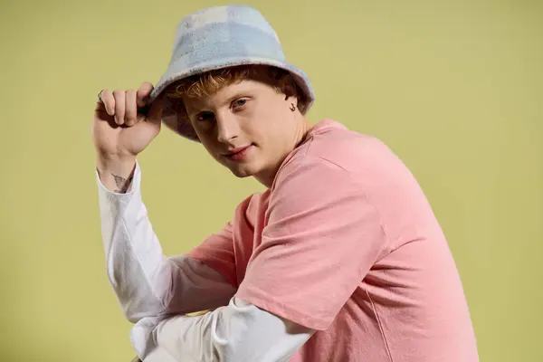 Im stylischen Outfit posiert der junge Mann selbstbewusst und verkörpert moderne Modetrends. — Stockfoto