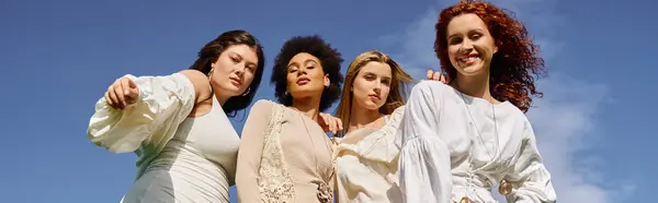 Stylishly dressed friends showcase their summer looks amidst the beauty of nature under clear skies. — Stock Photo
