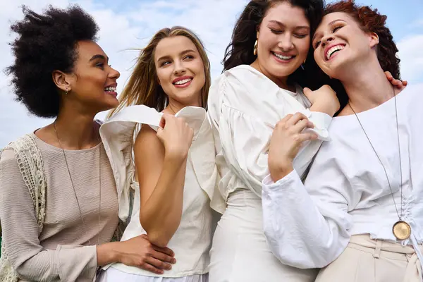 Four fashionable women exude confidence and joy while enjoying a sunny day in nature together. — Stock Photo