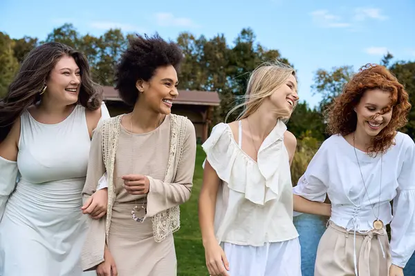 Four stylish women enjoy a sunny spring day outdoors, showcasing their confidence and friendship. — Stock Photo