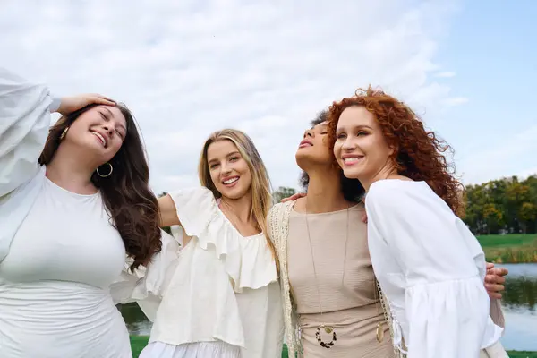 Fashionable friends enjoy a sunny day outdoors, celebrating nature and friendship. — Stock Photo