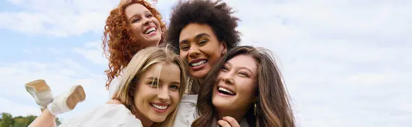 A group of stylish women embrace joy and confidence while enjoying a sunny day in nature. — Stock Photo