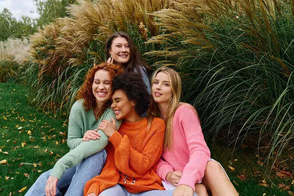 Groupe d'amis à la mode profiter d'une journée ensoleillée en plein air, mettant en valeur la confiance et des tenues élégantes. — Photo de stock