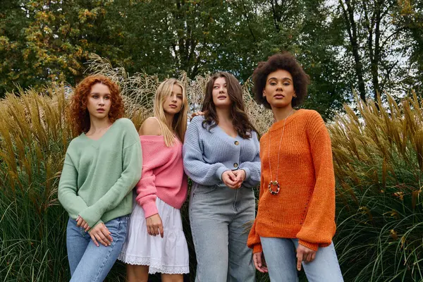Les femmes de style confidentiel posent ensemble à l'extérieur par une journée ensoleillée. — Photo de stock
