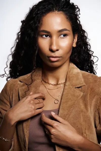 Una impresionante mujer afroamericana exhibe exquisitas joyas y atuendo elegante, exudando elegancia. — Stock Photo