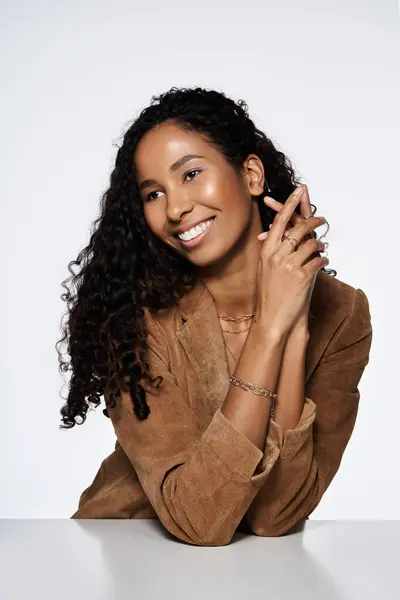 Una splendida donna afroamericana in abiti eleganti brilla con i suoi gioielli squisiti. — Foto stock