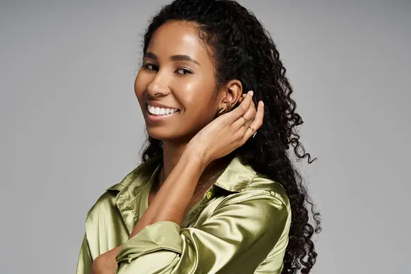 Beautiful african american woman showcasing exquisite jewelry and her unique style. — Stock Photo