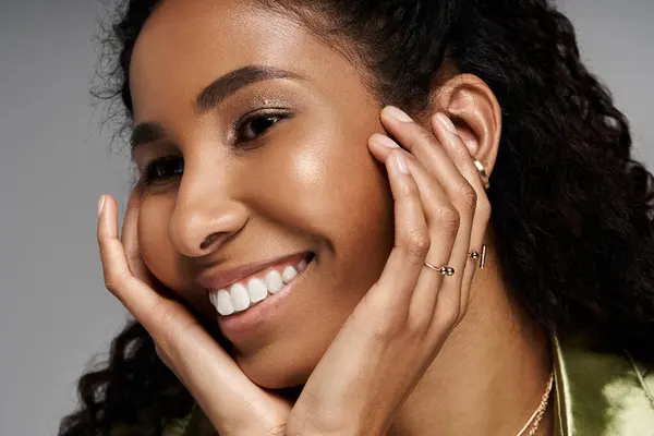 A beautiful african american woman radiates confidence with stylish attire and dazzling jewellery. — Stock Photo
