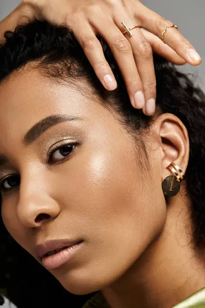 Une belle femme afro-américaine exhibe sa tenue élégante et ses bijoux élégants. — Photo de stock
