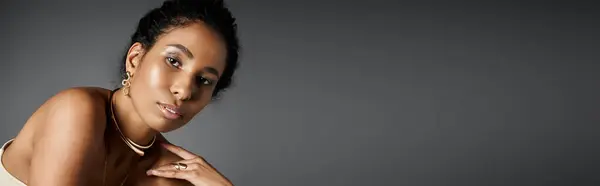 A beautiful african american woman showcases her fashionable style adorned with elegant jewellery. — Stock Photo