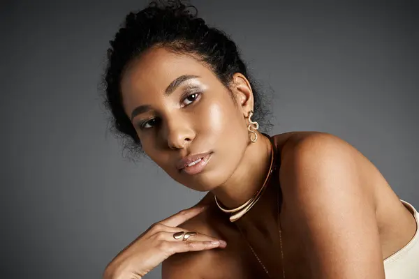 This elegant African American woman shines in stylish attire and dazzling jewelry. — Stock Photo
