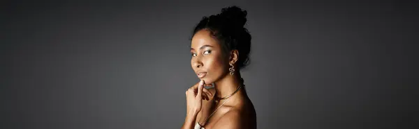 African american woman showcases her unique style with dazzling jewellery and striking attire. — Stock Photo