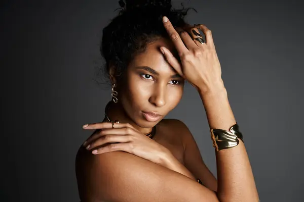 Confident woman showcases elegant jewelry, effortlessly capturing attention and admiration. — Stock Photo
