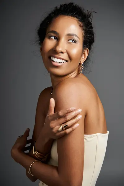A confident African American woman shines in stylish attire and beautiful jewelry. — Stock Photo
