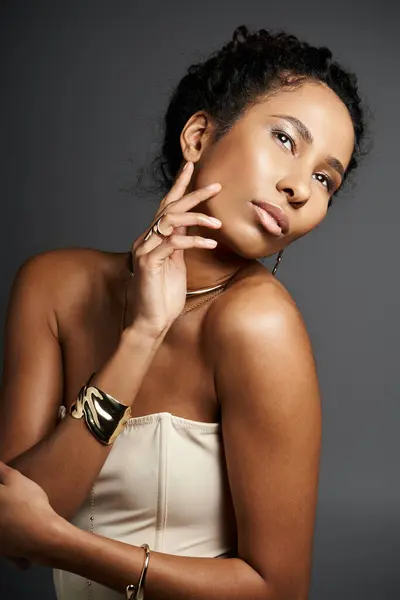 Radiant woman embraces her beauty with exquisite jewels in a fashionable urban space. — Stock Photo