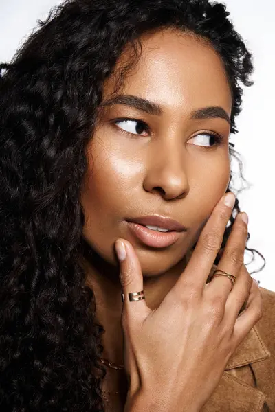 Stylish african american woman gracefully showcases intricate jewellery and a confident expression. — Stock Photo