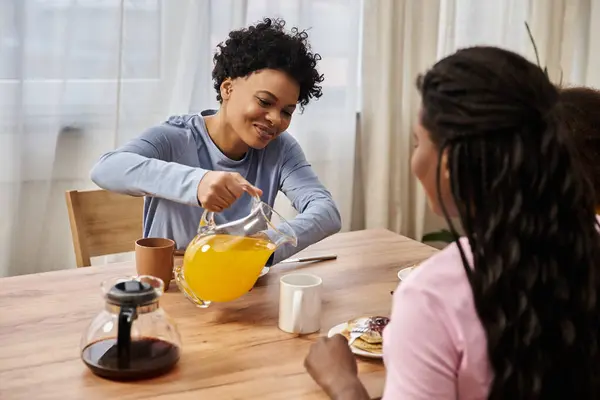 Two women bond over breakfast while enjoying a sunny morning. — Stock Photo
