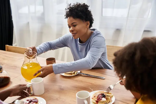 A joyful breakfast gathering highlights family bonding and love in a warm setting. — Stock Photo