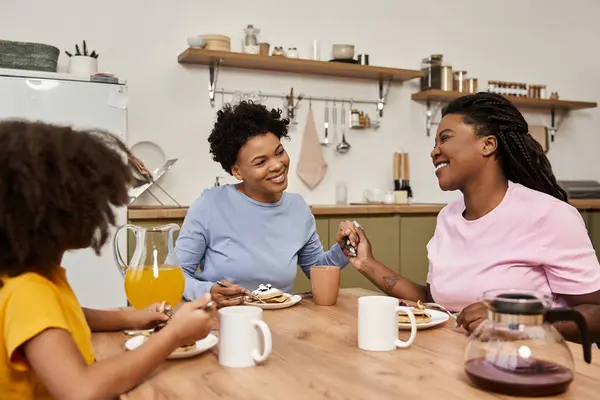 Joyous moments shared during breakfast, filling the kitchen with love and warmth. — Stock Photo