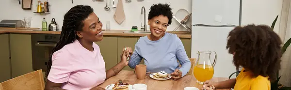 Lebhaftes Frühstückstreffen zu Hause unterstreicht eine glückliche lgbt-Familie, die die schöne gemeinsame Zeit genießt. — Stockfoto