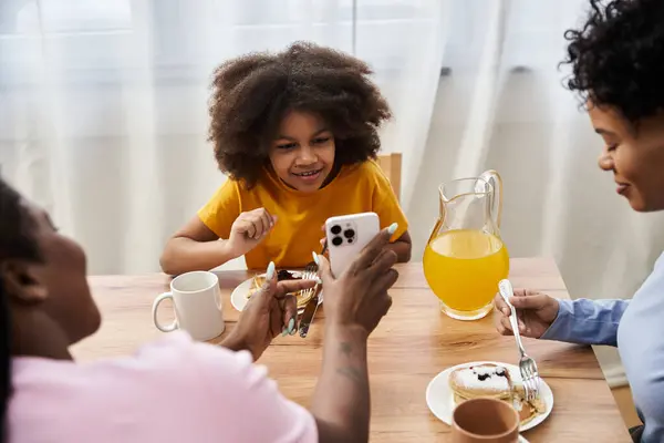 Gemeinsam ein köstliches Frühstück, eine liebevolle Familie genießt das Essen und die Gesellschaft der anderen. — Stockfoto