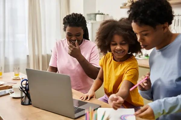 Tre familiari si godono un momento creativo insieme nella loro cucina, condividendo risate e gioia. — Foto stock