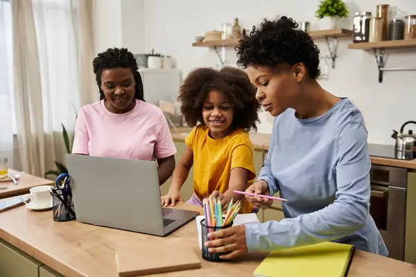 Un lien familial joyeux à travers une activité créative, l'apprentissage et le soutien de l'amour ensemble. — Photo de stock