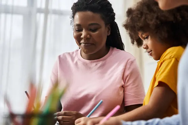 Two moms enjoy crafting at home with their daughter, creating joyful memories together. — Stock Photo