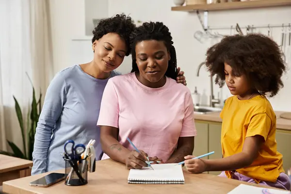Drei Familienmitglieder genießen einen gemütlichen Nachmittag zusammen, kreieren Kunst und teilen Lächeln in ihrem Zuhause. — Stockfoto