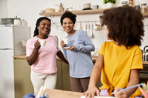Três membros da família compartilham momentos alegres junto com atividades divertidas em casa. — Fotografia de Stock