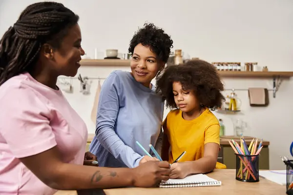Two parents engage warmly with their daughter, sharing creativity and bonding at home. — Stock Photo
