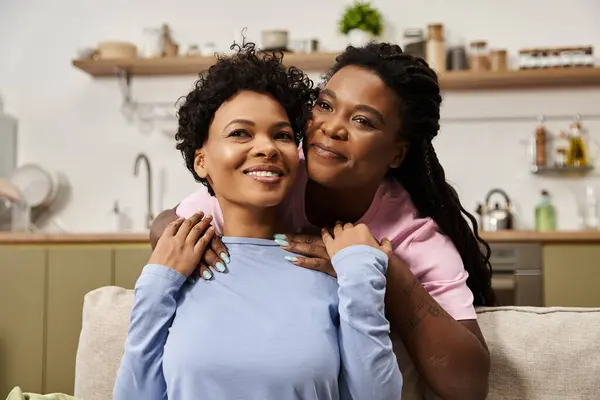 Paar umarmt sich zärtlich in seinem gemütlichen Wohnzimmer und schätzt die familiäre Bindung. — Stockfoto