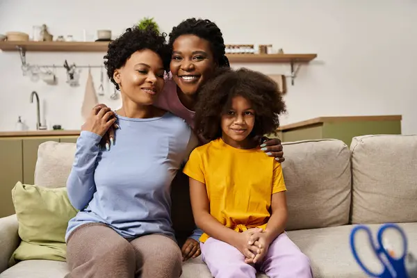 Uma família feliz de três goza de tempo de qualidade em sua acolhedora sala de estar. — Fotografia de Stock