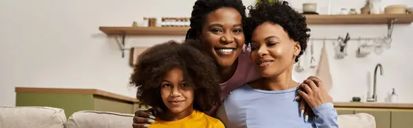 Célébrer une belle journée comme une jeune famille lgbt aime rire et coller à la maison. — Photo de stock