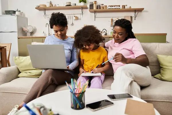Una famiglia vivace condivide momenti gioiosi mentre si impegna in attività divertenti nel loro accogliente soggiorno. — Foto stock