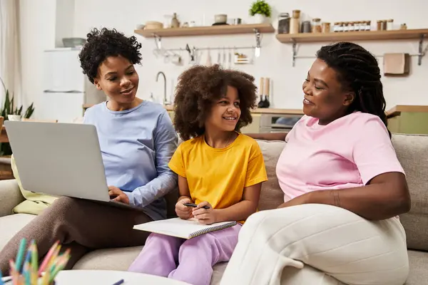 Zwei Frauen und ein Mädchen genießen die gemeinsame Zeit bei kreativen Aktivitäten. — Stockfoto