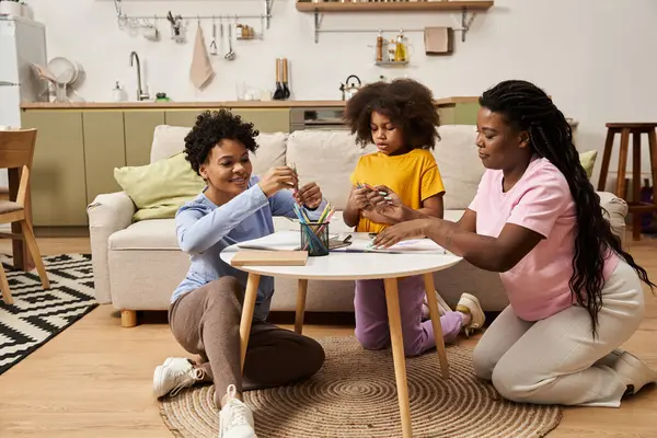 Drei Familienmitglieder engagieren sich für ein lustiges Bastelprojekt und genießen die gemeinsame Zeit. — Stockfoto