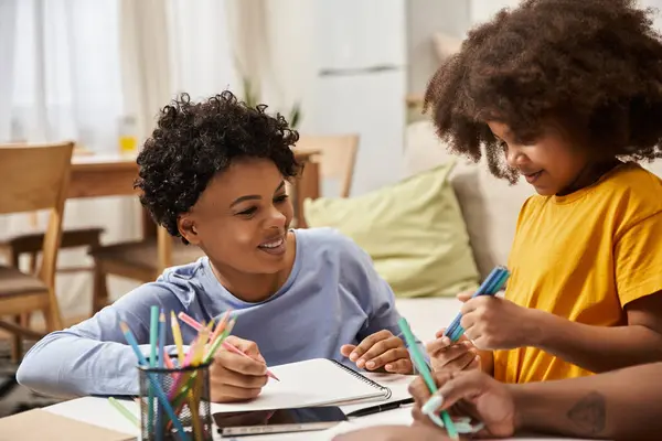 Disfrutando de un tiempo de calidad, una familia joven se dedica a actividades creativas, fomentando la imaginación. - foto de stock