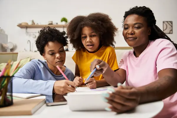 A loving family enjoys quality time together, creating colorful artwork while laughing and bonding. — Stock Photo
