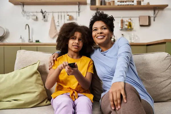Two family members enjoy a relaxed evening together, sharing laughter and entertainment. — Stock Photo