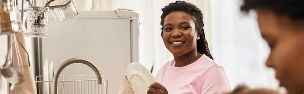 Em uma cozinha quente, uma família alegre lgbt compartilha um momento especial ao fazer pratos juntos. — Fotografia de Stock