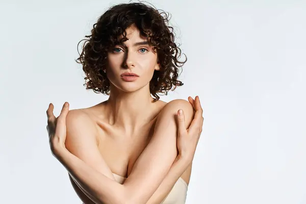 A stunning young woman poses elegantly, radiating confidence and charm. — Stock Photo