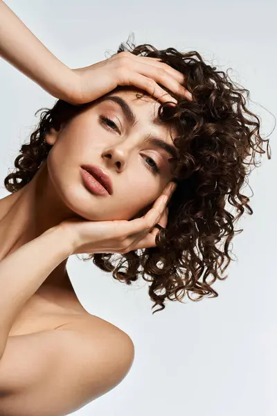 A young woman with lovely curls poses gracefully, showcasing her natural beauty. — Stock Photo