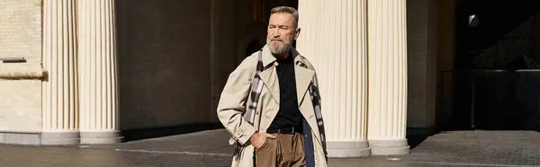 A handsome senior man strolls through a chic cityscape, exuding confidence and style. — Stock Photo