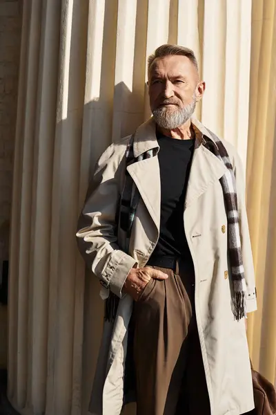Un hombre mayor de moda se encuentra con confianza en un entorno de la ciudad de moda, en un traje elegante. — Stock Photo