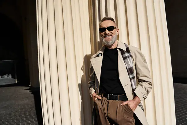 A dapper senior man strolls through the city, in fashionable attire that reflects modern trends. — Stock Photo