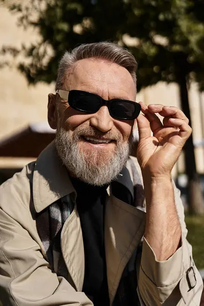 A dapper senior man strolls through an urban landscape, exuding confidence and style. — Stock Photo