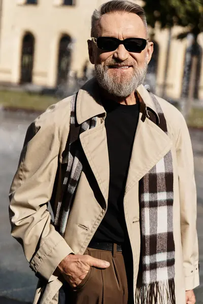 A fashionable senior man dons a modern outfit while strolling through a bustling cityscape. — Stock Photo
