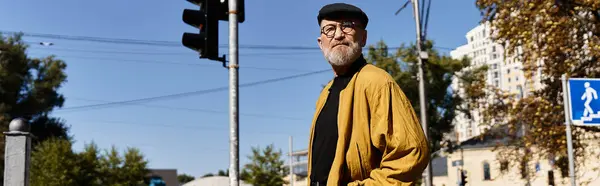 In a bustling city, a dapper senior man walks with confidence, in fashionable attire. — Stock Photo