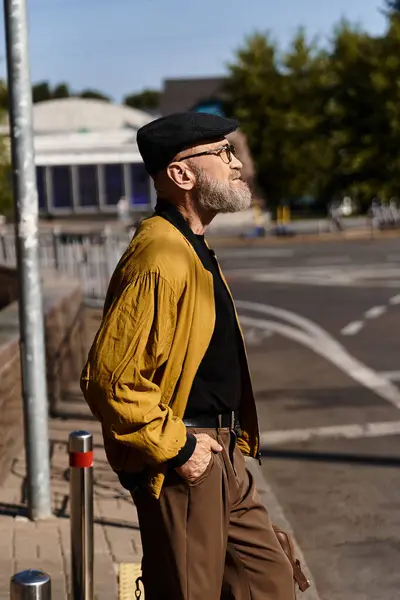 A senior man walks confidently through the city, in a trendy outfit that reflects his unique style. — Stock Photo